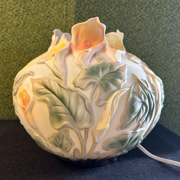 Gorgeous Vintage PorcelainCalla Lily Flower Lamp Ball Shaped Light STUNNING !